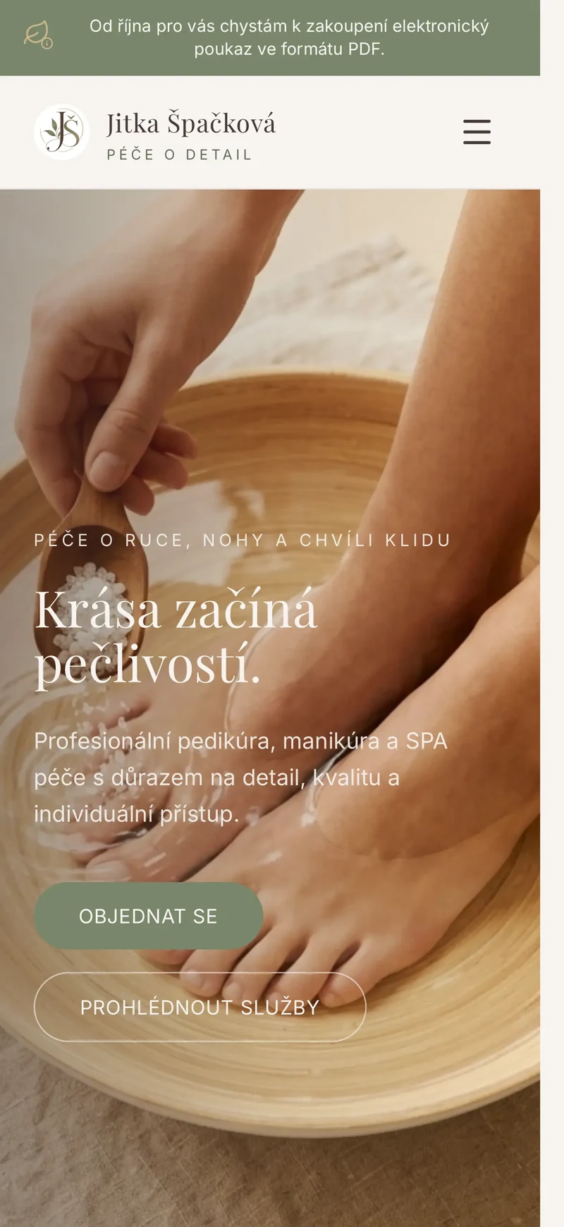 Mobilní homepage s hlavním nadpisem a odkazem na rezervaci